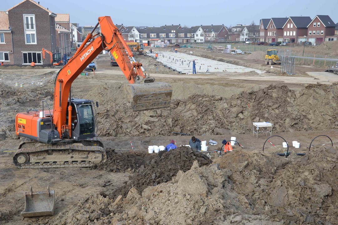 Archeologisch veldwerk met kraan opgraving Houten-Castellum