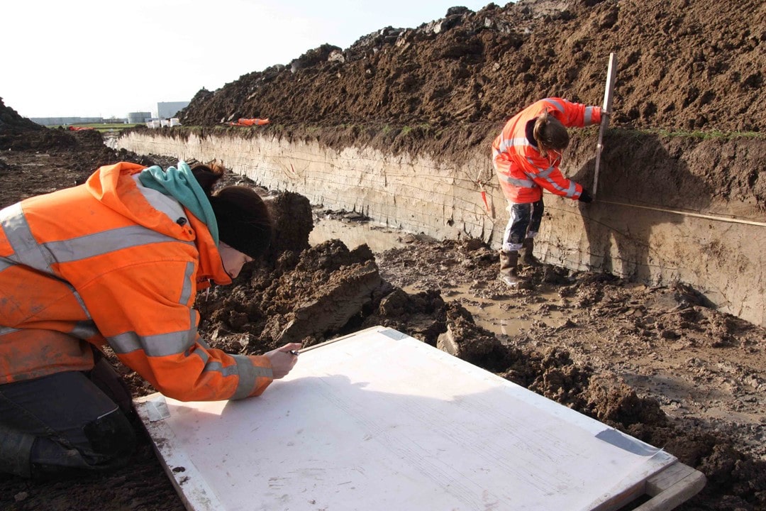 Tekenen profielen bij archeologisch onderzoek VUhbs